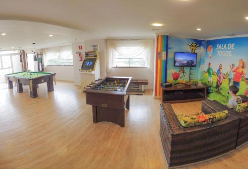 伊瓜苏德尔雷优质酒店的儿童游戏室,配有2张桌子和台球桌