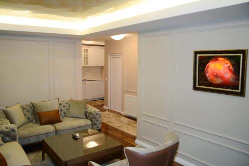 普里什蒂纳贝戈利酒店的客厅配有沙发和桌子