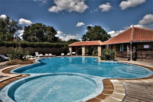 瓦里勒斯多玛呢德法雷勒斯酒店的一座带房子的庭院内的游泳池