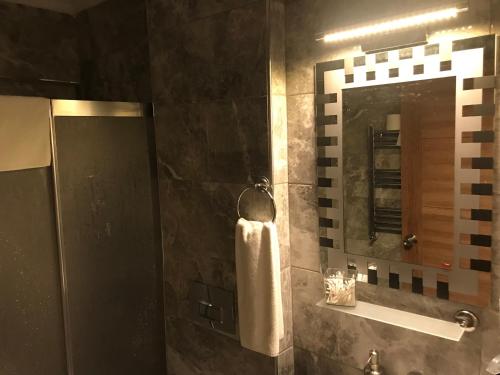 伊斯坦布尔戈吉斯公寓式酒店的一间带水槽和镜子的浴室