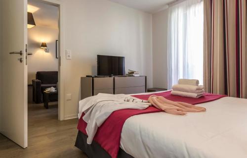 科尔马科尔马拉洛斯达根特奥达利城市酒店的一间卧室配有带毛巾的床