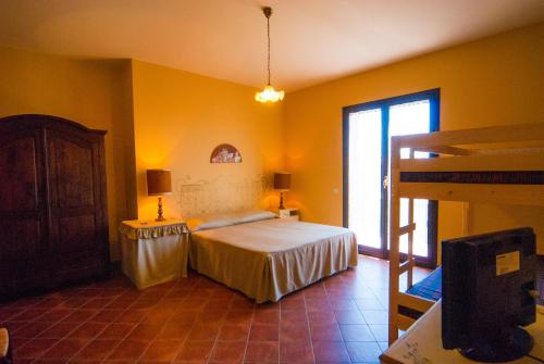 尼科洛西瑞纳罗萨住宿加早餐酒店的卧室拥有黄色的墙壁,设有一张床和窗户。