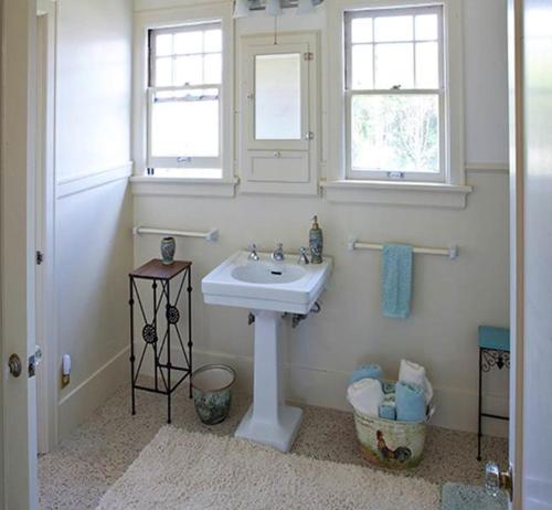 尤里卡绣球花酒店的白色浴室设有水槽和2扇窗户