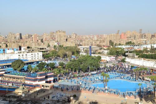 开罗假日快捷酒店的享有城市空中景致,设有大型游泳池