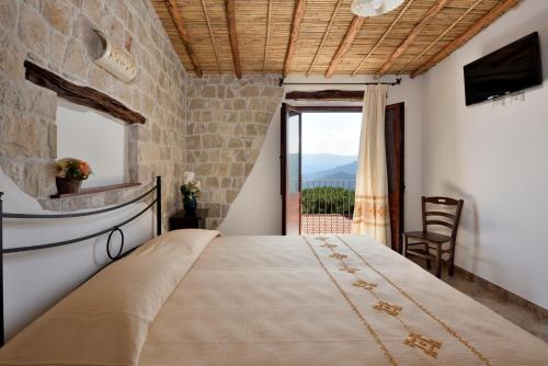 包内伊Hotel Goloritzé的一间卧室设有一张床和一个美景窗户。