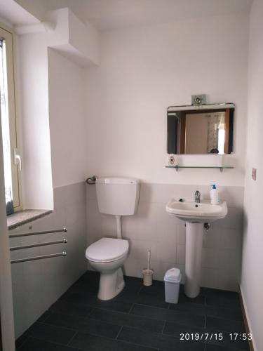 拉默齐亚泰尔默Santa e Maria Affittacamere的一间带卫生间和水槽的浴室