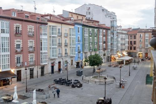 布尔戈斯Hostel Catedral Burgos的一条城市街道,有建筑和人走在周围