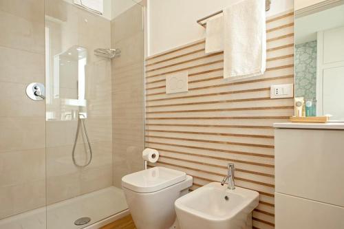 利沃诺My Home-Gorgona的浴室配有卫生间、盥洗盆和淋浴。