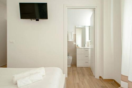 利沃诺My Home-Gorgona的白色的客房设有白色的床和浴室。