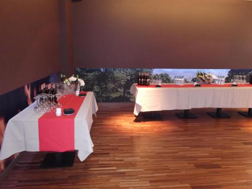 巴利亚多利德里奥霍特加酒店的两个桌子,上面有酒杯