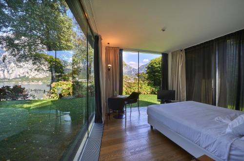 马尔格拉泰卡萨苏拉尔贝洛酒店的一间卧室设有一张床和一个大型玻璃窗