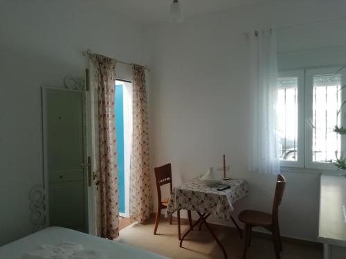 莫拉尔岛TRES ANDORIÑAS的客房设有桌椅和窗户。
