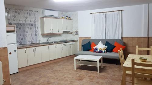 哈兰迪雅·德·拉·维尔Apartamento turístico Dayma 2的一间配有沙发和桌子的厨房