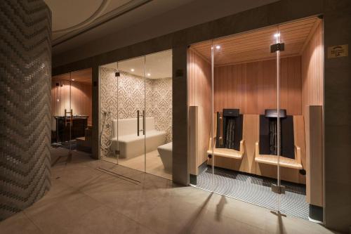 佩济诺克Palace Art Hotel Pezinok的浴室配有卫生间、盥洗盆和浴缸。