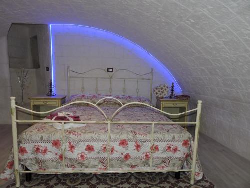 莫托拉Casa Charme的一间卧室配有一张床和蓝色的灯光
