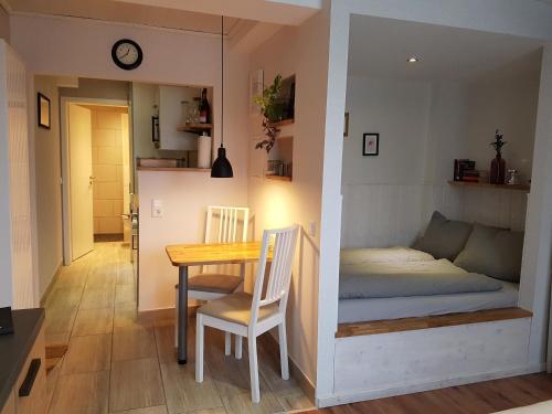 弗里茨拉尔Ferienwohnung Oliver的小房间设有一张床、一张桌子和椅子