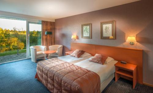 斯欣奥普赫尔赫维斯特兰德酒店的酒店客房设有一张床和一个大窗户