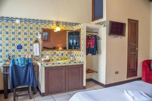 危地马拉安地瓜Hotel Casa del Parque by AHS的厨房配有水槽和镜子