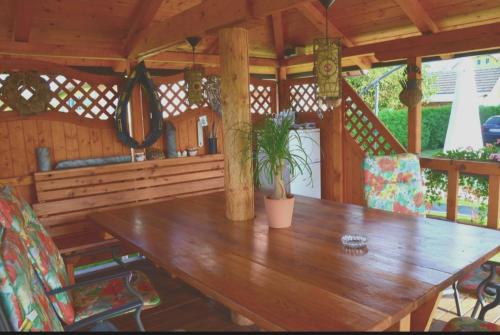 圣卡尼兹Ferienwohnung Martinschitz的木舱内的木桌,种植了盆栽植物