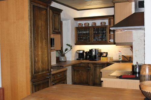 TreimaniKrapi Guesthouse的厨房配有木制橱柜和台面
