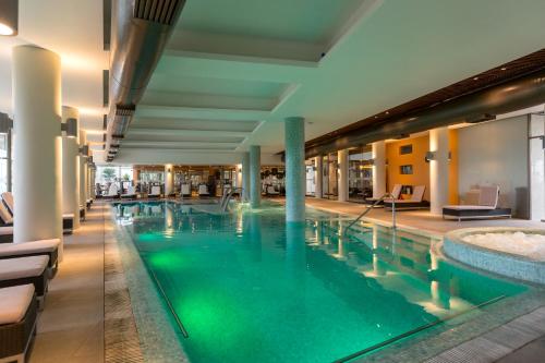 科金博Enjoy Coquimbo的一座大型游泳池,位于酒店,设有浴缸