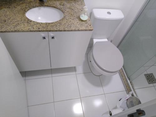 阿雷格里港Perto Aeroporto Salgado Filho e Arena do Grêmio的浴室配有白色卫生间和盥洗盆。