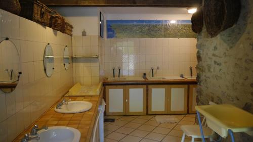 AugireinCamping jardin La Vie en Vert en Ariège的瓷砖浴室设有2个水槽和2面镜子