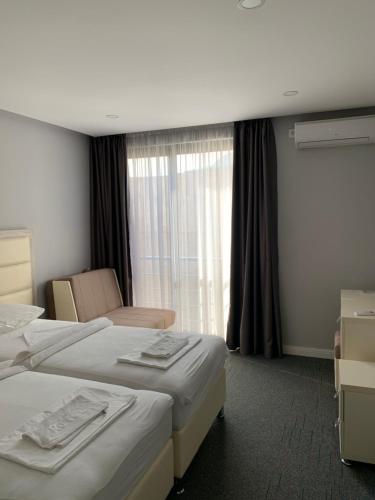 苏托莫雷Guesthouse Montex的酒店客房设有两张床和窗户。