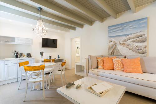 伊西翁Mareggio Exclusive Residences & Suites的客厅配有沙发和桌子