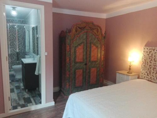 维拉·雷阿尔Casa da Varanda Verde的一间卧室设有大木门和浴室