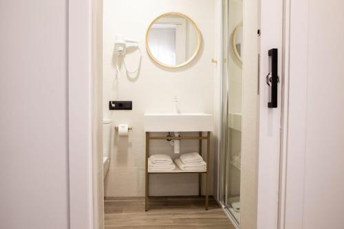 瓦伦西亚Blanq Comedias的一间带水槽和镜子的浴室