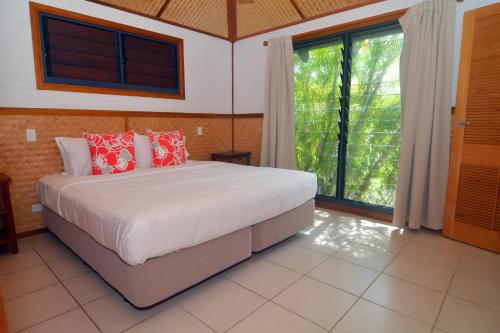 维拉港岛屿魔法公寓度假酒店的一间卧室设有一张床和一个大窗户
