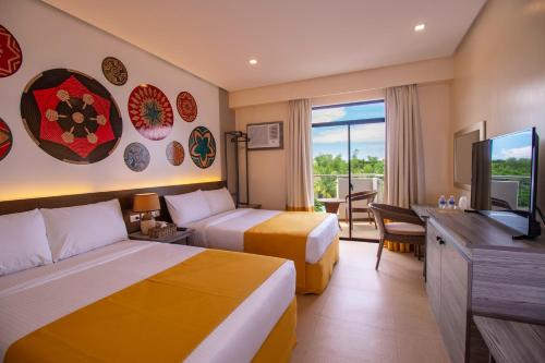 邦劳薄荷岛海岸度假村的酒店客房设有两张床和一台平面电视。