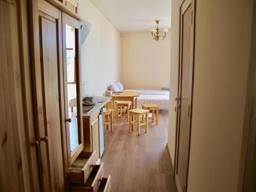 戈洛温卡Отель Империя Головинка的客房设有厨房和桌椅