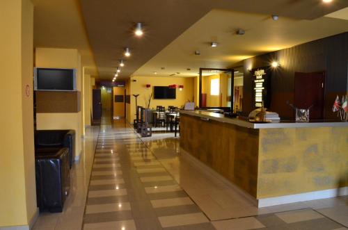 阿拉德马克西姆酒店的酒店大堂设有酒吧和餐厅