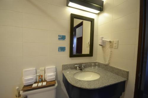 公主港公主港温德姆麦克罗特酒店的一间带水槽和镜子的浴室