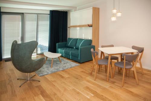 派尔努Riverside Apartment的客厅配有桌子和绿色沙发