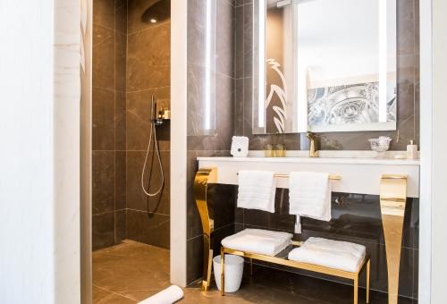 里昂Boscolo Lyon Hotel & Spa的一间带水槽和淋浴的浴室