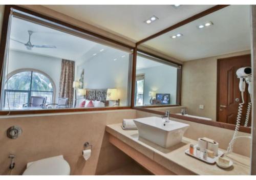 卡兰古特奈朗斯大酒店的一间带水槽和大镜子的浴室