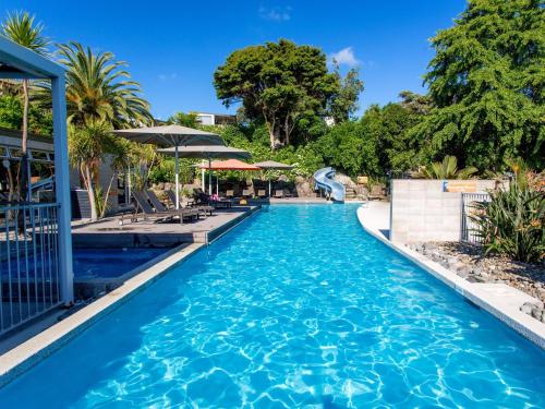 怀希比奇Tasman Holiday Parks - Waihi Beach的蓝色海水度假村的游泳池