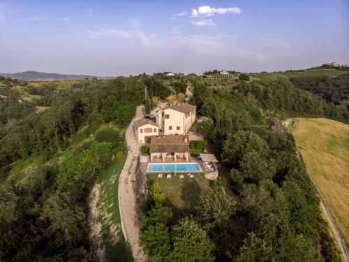 阿夏诺La Coppa的享有山丘上房屋的空中景致,设有游泳池