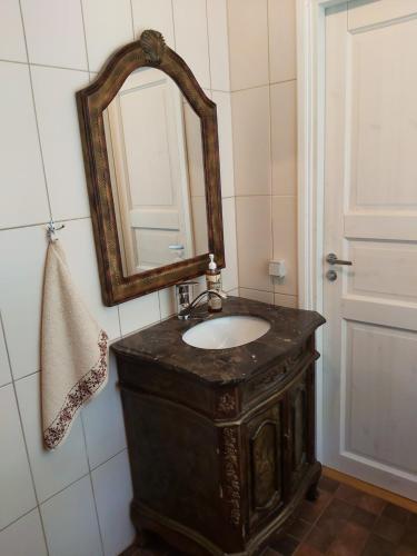 PaslepaPaslepa Mõis的浴室设有水槽和墙上的镜子