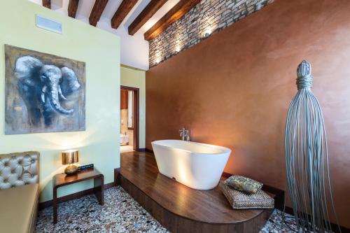 威尼斯阿巴西亚德豪华酒店的一间带大浴缸和水槽的浴室