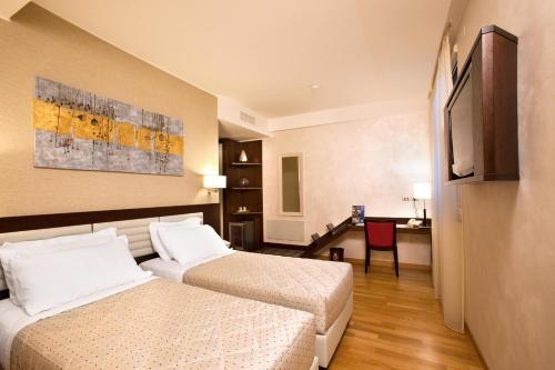 莫夏诺圣安杰洛冲刺商务酒店的酒店客房配有两张床和一张书桌