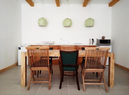 艾尔德贝涅Füveskert的厨房配有木桌和椅子