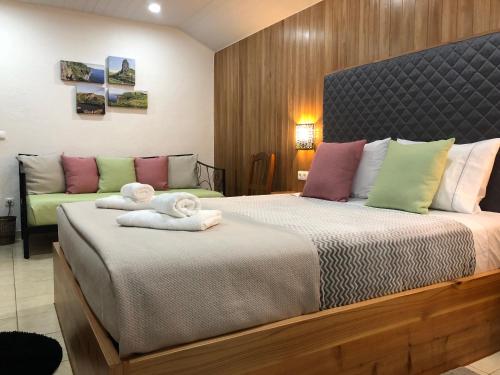 Lajes das FloresCasa dos Morros的一间卧室配有一张大床和毛巾