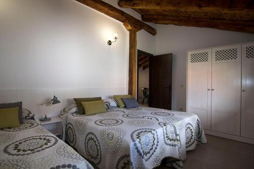 阿尔巴拉辛Casa Barrena的一间卧室,配有两张床