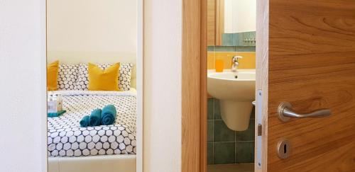 阿尔盖罗Acqua Chiara的浴室设有卫生间和带蓝鞋的盥洗盆。