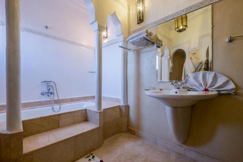 马拉喀什希沃纳吉旁摩洛哥传统庭院住宅的一间浴室