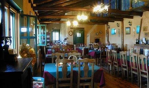 Murias de Rechivaldo弗洛尔旅馆的一间在房间内配有桌椅的餐厅